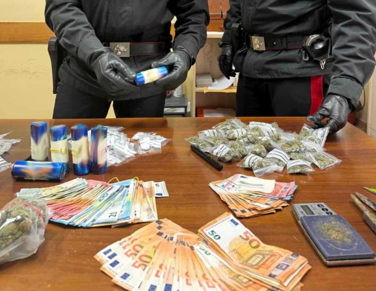 Meta di Sorrento, stupefacenti nascosti anche sul pianoforte: arrestato 23enne incensurato
