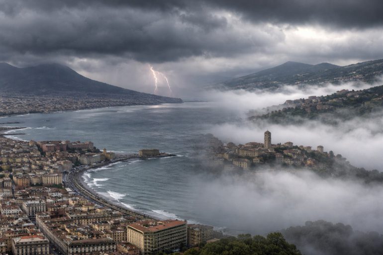 Meteo Campania: coperto a Napoli, temporali su Salerno e nebbia a Benevento — cosa aspettarsi oggi