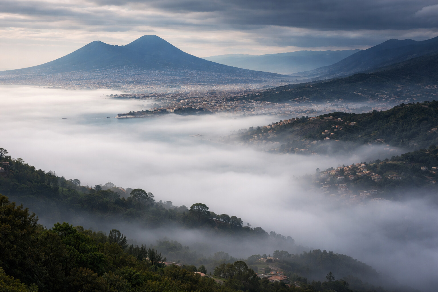 Nebbia fitta sulla costa di Napoli: allerta meteo e cieli minacciosi nell’entroterra!