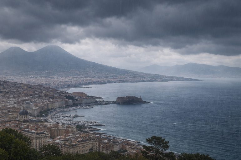 Meteo Campania: pioggia debole su Napoli e Caserta, coperto a Salerno e rovesci in Irpinia e Benevento oggi