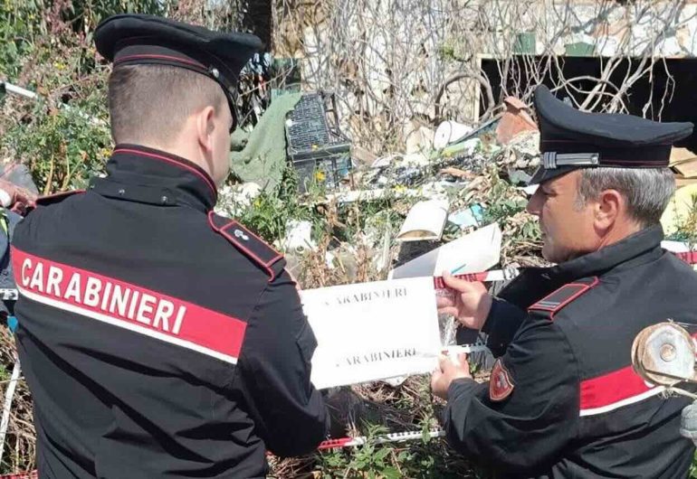 Mondragone, casa piena di rifiuti: messi in salvo figli minori e animali