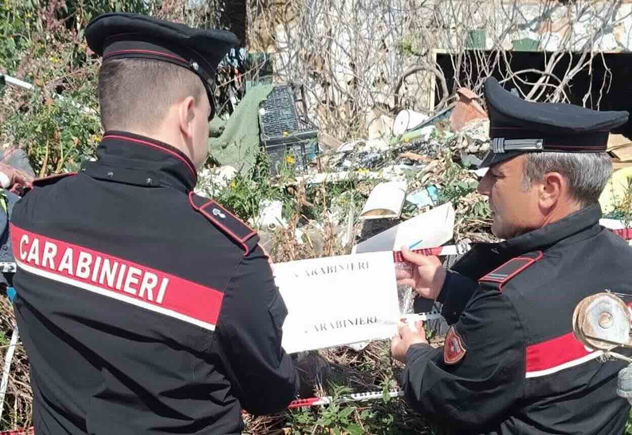 Orrore a Mondragone: casa sommersa dai rifiuti, salvati bimbi e animali