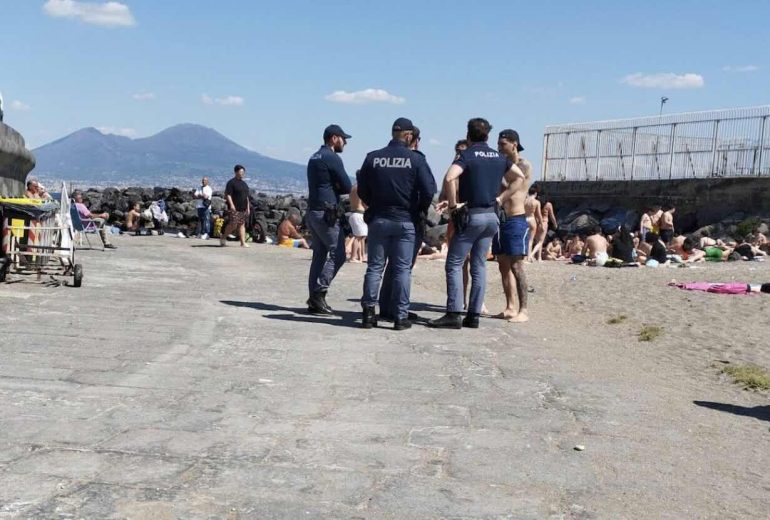 Napoli, anziani costretti ad andare via dalla spiaggia al largo Sermoneta