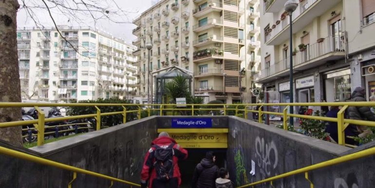 Napoli, anziano di 84 anni muore sulla banchina della Linea 1