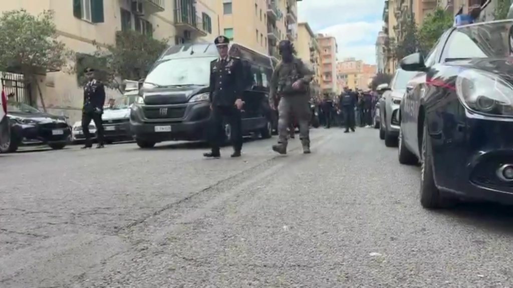 Napoli, arrivati i GIS pronti all’irruzione: caccia alla banda di rapinatori