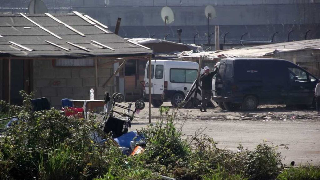 Napoli, assistente sociale aggredito con bastoni durante un controllo nel campo di via del Riposo