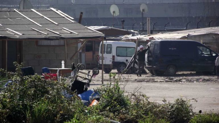 Napoli, assistente sociale aggredito con bastoni durante un controllo nel campo di via del Riposo