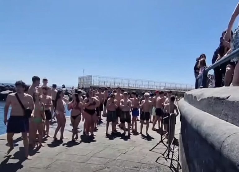 Napoli, baby gang assalta la spiaggia a largo Sermoneta e aggredisce Borrelli