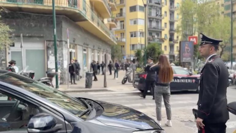 Rapinatori asserragliati in banca al Vomero