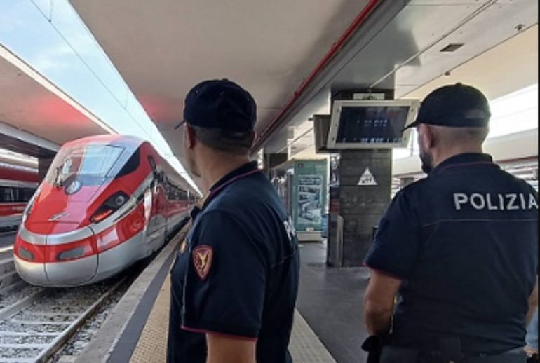 Napoli Centrale: la Polizia arresta due specialisti del borseggio tra i viaggiatori