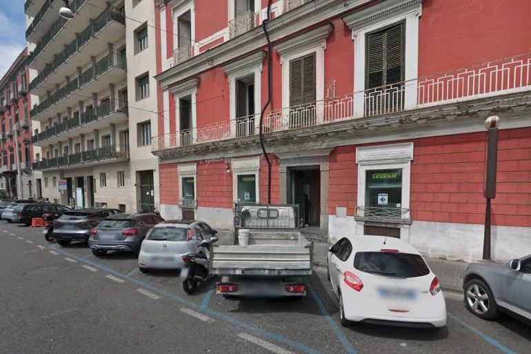 Napoli, colpo alla Credem alla Riviera di Chiaia: caccia alla banda