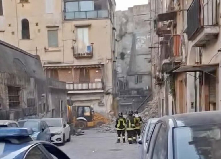Napoli, crolla palazzo alle spalle di Castel Capuano, ricerche tra le macerie