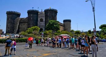 Napoli da record a Pasquetta: 400mila turisti, spiagge e centro storico presi d’assalto
