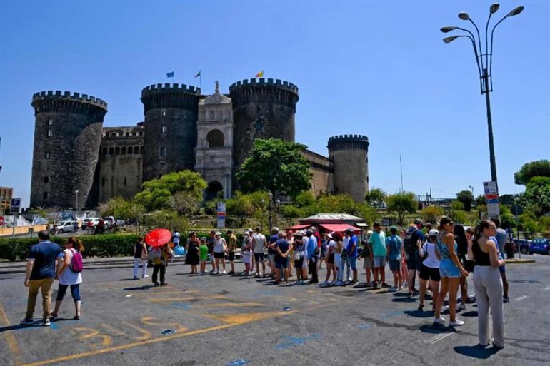 Napoli da record a Pasquetta: 400mila turisti, spiagge e centro storico presi d’assalto