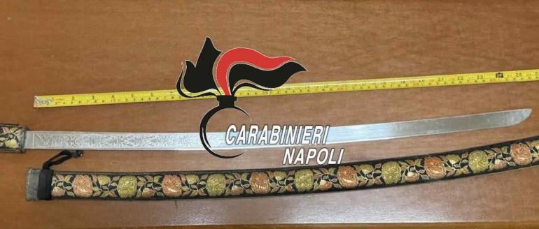 Napoli, in strada con spada giapponese: denunciato 42enne