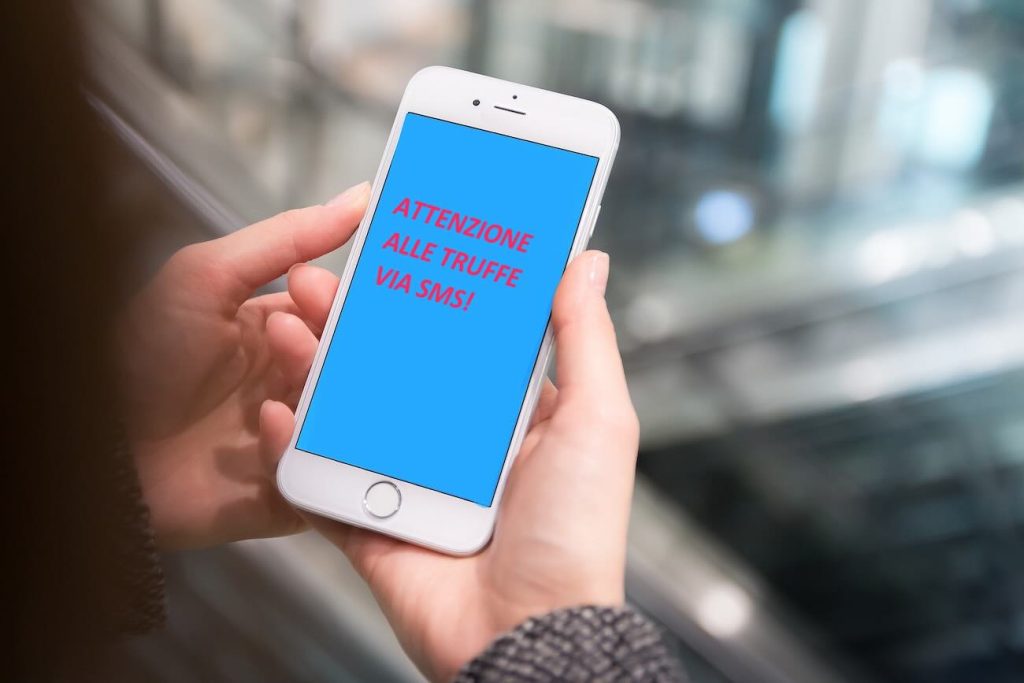 Napoli, falso allarme TARI: l’insidia viaggia via SMS, è allerta phishing