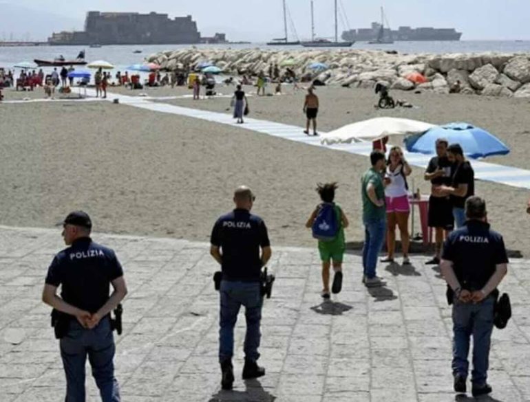 Napoli, furto a turista alla Rotonda Diaz: arrestati 2 uomini in fuga