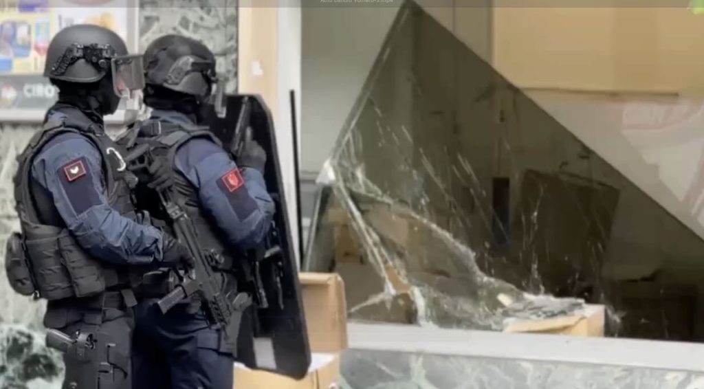 Napoli, liberati 25 ostaggi, i 3 rapinatori potrebbero essere fuggiti dal sottosuolo. Atteso il blitz dei GIS
