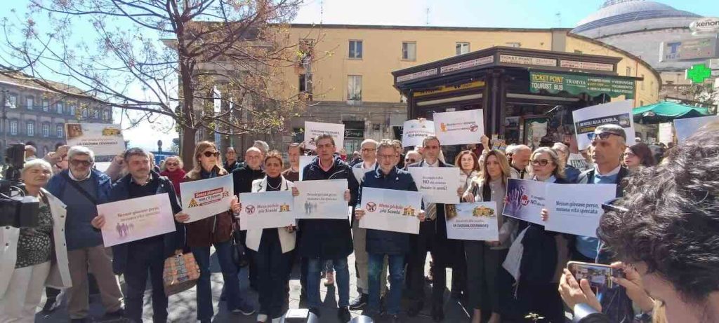 Napoli, «Meno pistole, più scuola»: cittadini in piazza Carolina contro la guerra delle baby gang