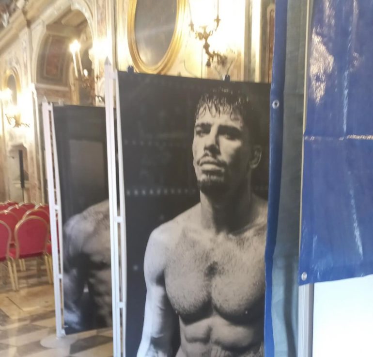 Uno dei poster nella chiesa di Portosalvo