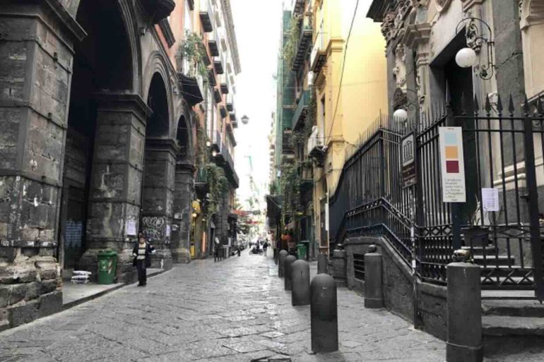 Napoli, sottrae il cellulare a una donna in via dei Tribunali: preso 56enne