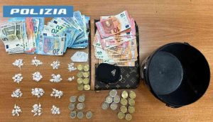 Napoli, spaccio sul pianerottolo del palazzo: arrestato pusher alle Case Nuove