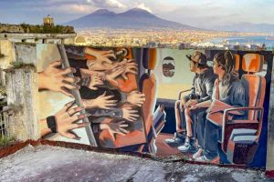 Napoli, su un terrazzo spunta murale contro overtourism e speculazione immobiliare
