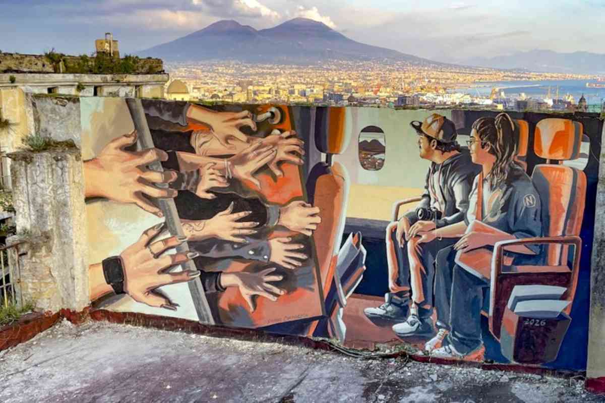 Napoli, shock sul terrazzo: murale contro il caos del turismo selvaggio!