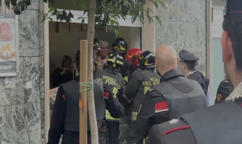 Napoli, ostaggi liberati alla Credit Agricole, l’incubo è finito: sul posto anche il Procuratore Gratteri