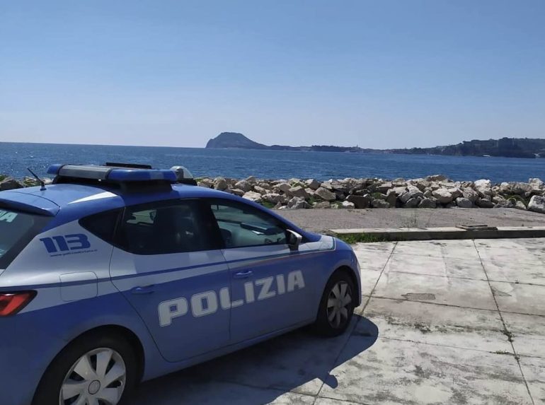 La polizia al porto di Pozzuoli