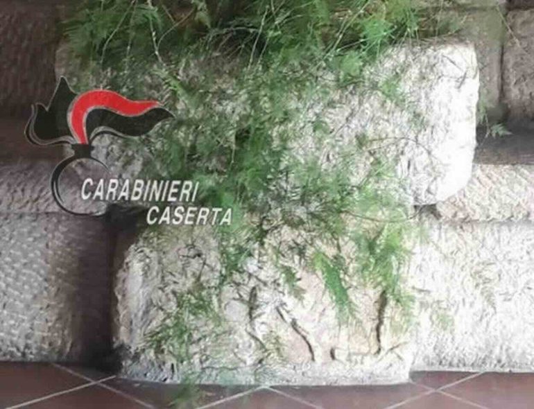 Pietravairano, frammento di sarcofago romano scoperto nel muro di un ristorante