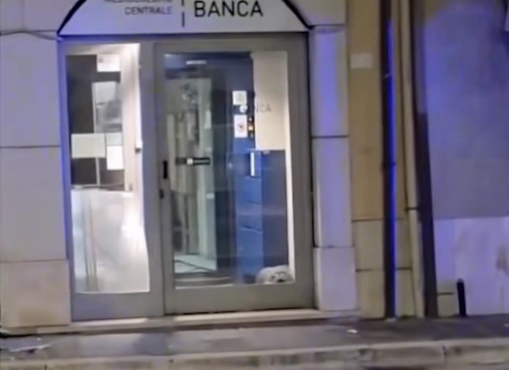 Polla, colpo con esplosivo al bancomat la notte di Pasqua: banditi in fuga con la cassa