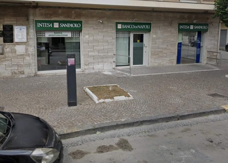 Pomigliano d’Arco, fallito colpo in banca: ladri in fuga a mani vuote