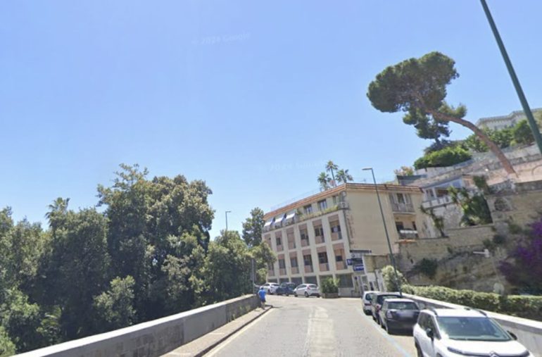 Posillipo, non si ferma all’alt e speronа la polizia: arrestato 20enne avellinese