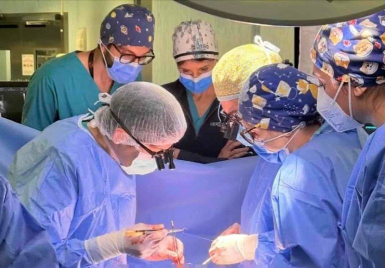 Primo intervento al Monaldi con protesi ibrida personalizzata: salvo uomo di 58 anni da aneurisma complesso