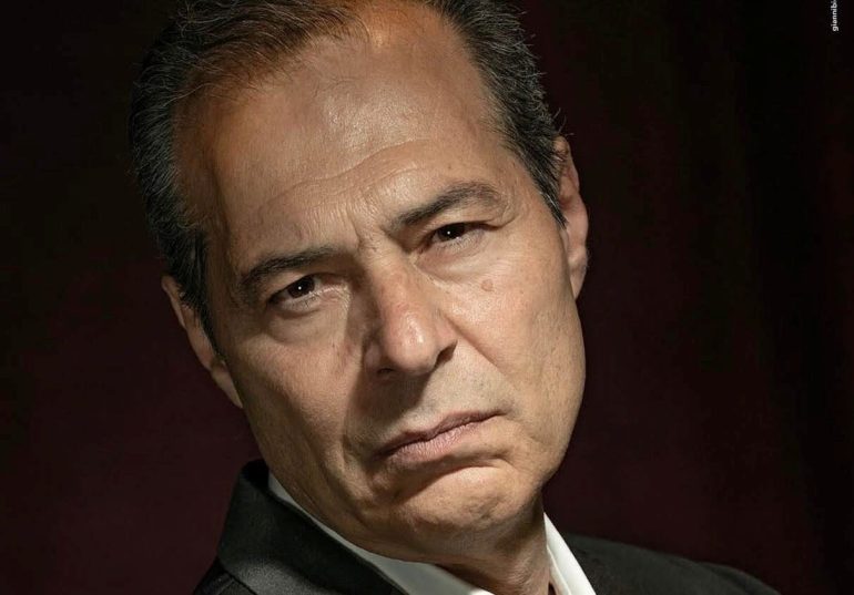 «Quanno pazziavo ’o strummolo»: Caputo riscopre l’anima vivianea al Teatro CortéSe. Catenaccio