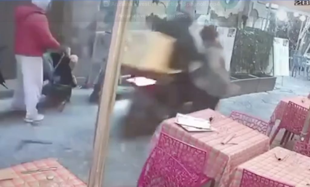 Quartieri Spagnoli: travolge un’anziana per sfuggire al posto di blocco