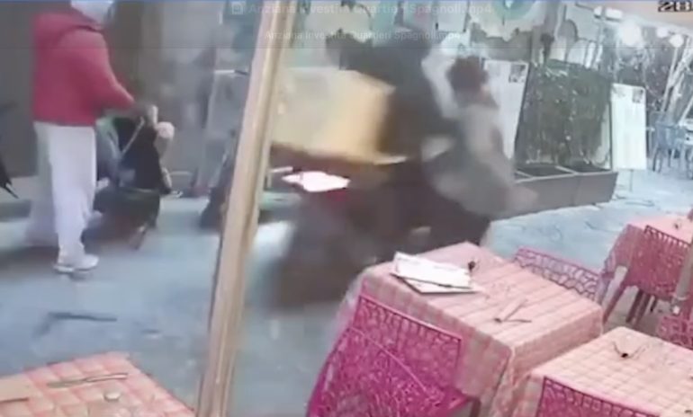 Quartieri Spagnoli: travolge un’anziana per sfuggire al posto di blocco