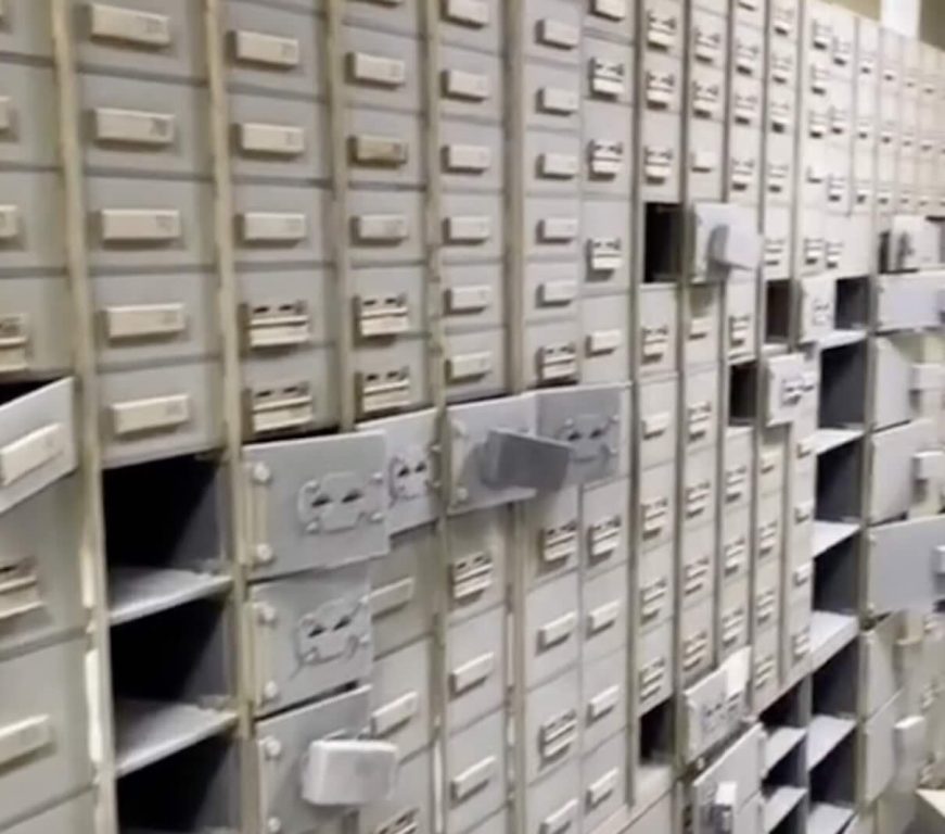Colpo al Vomero, rabbia e lacrime davanti alla banca: «Spariti i ricordi di una vita»