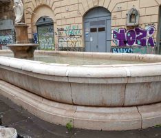 Ripulita la storica fontana della Scapigliata a Napoli