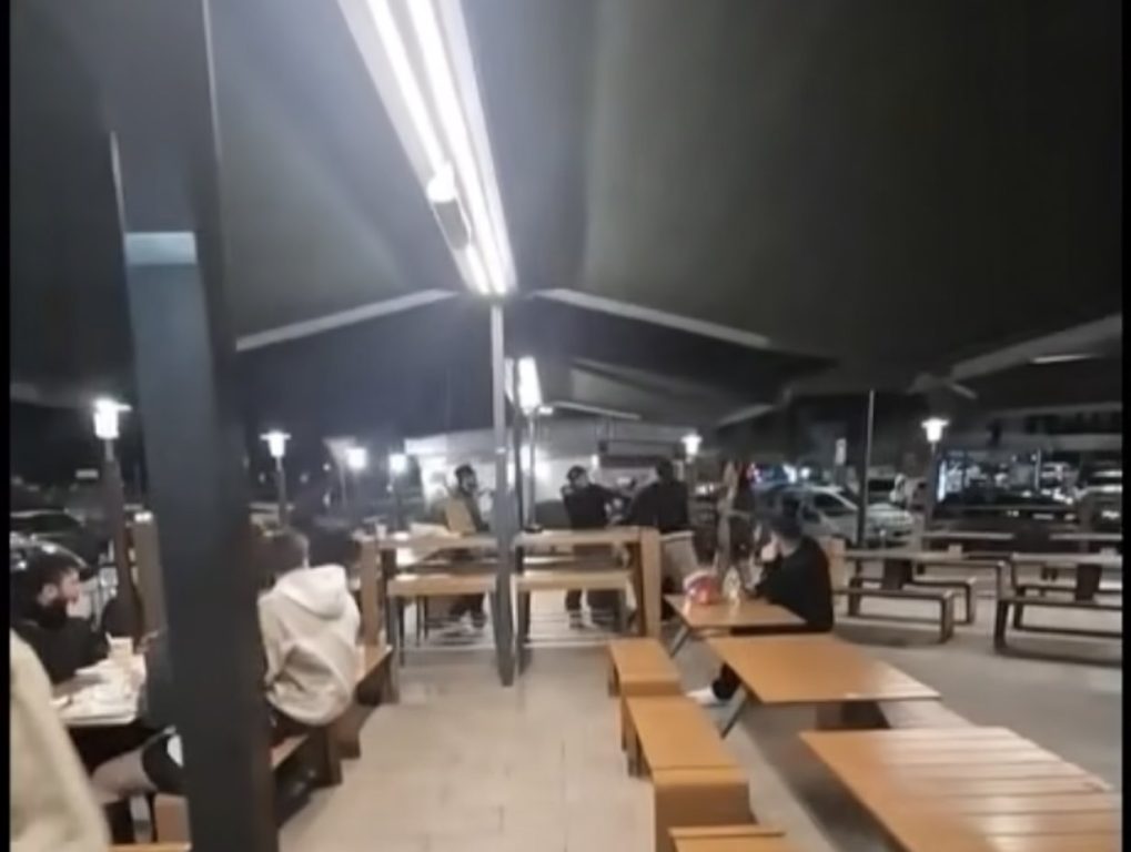 Rissa tra giovanissimi a Pasqua al McDonald’s di Fuorigrotta