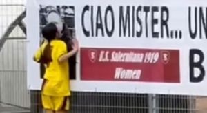 Salernitana Under 15, gol e lacrime: calciatrice segna e corre a baciare foto dell’allenatore scomparso