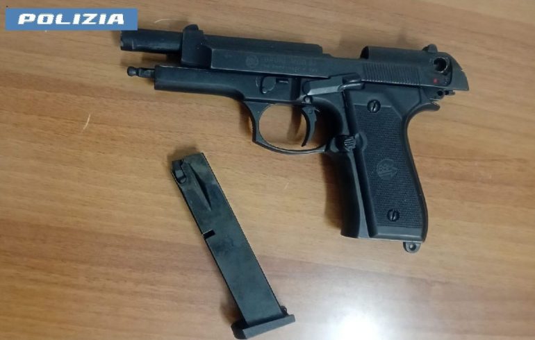 San Giovanni a Teduccio, porta pistola a salve in classe: bloccato un 16enne