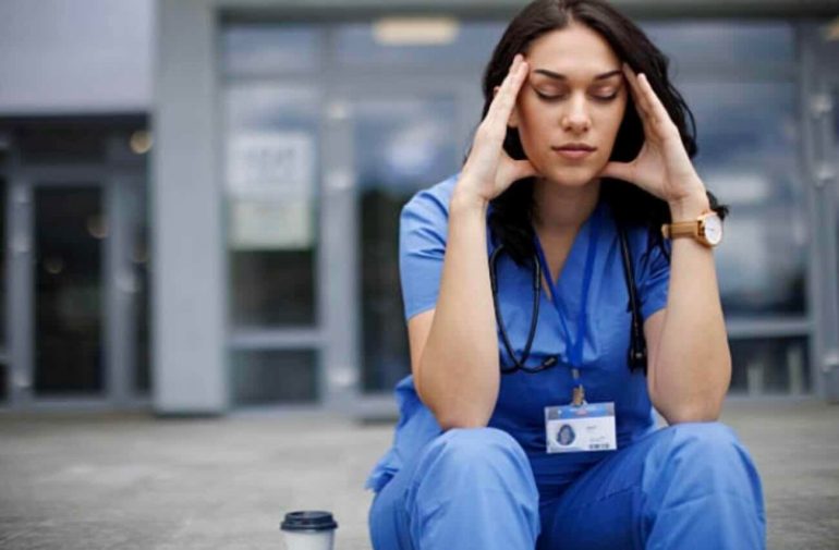Sanità sotto pressione: stress, burnout e disaffezione mettono a rischio operatori e pazienti
