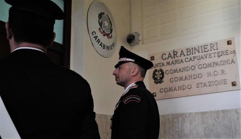 Santa Maria Capua Vetere, minaccia l’ex moglie fin dentro la caserma: arrestato