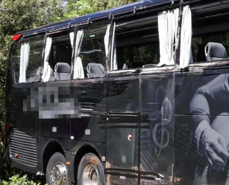 Sbanda il bus in gita scolastica: paura per gli studenti di Torre del Greco, due feriti