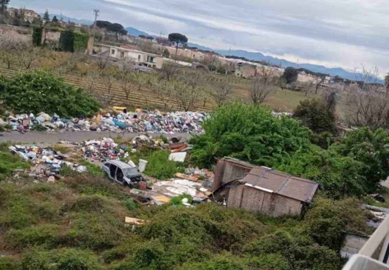 Scampia, sversamenti illeciti e roghi tossici: il campo rom diventa discarica infinita
