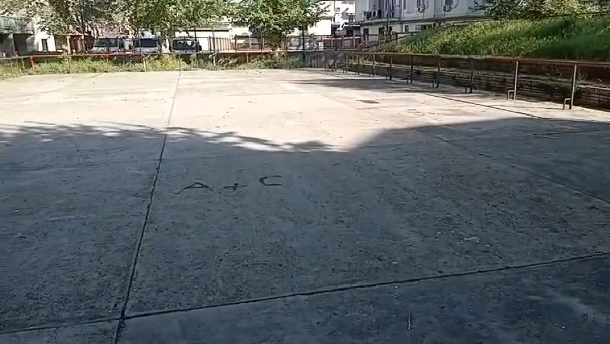 Caos a Secondigliano: Rione Gescal, campetti ridotti a trappole mortali