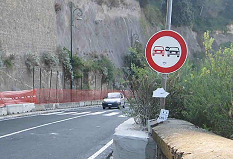 Sedicenne alla guida di un’auto a noleggio si schianta a Napoli: a bordo altri tre minorenni, due feriti