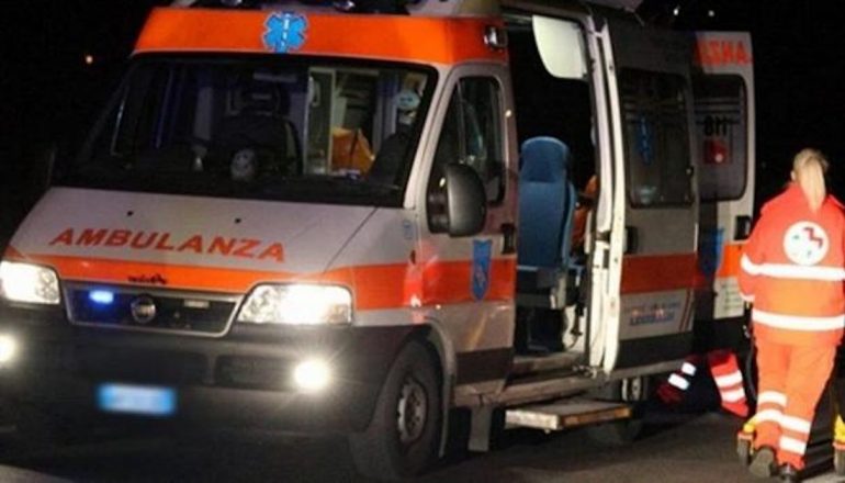 Si lancia dal balcone con i figli: morti madre e due bambini